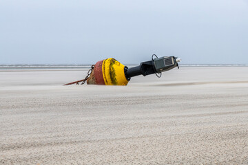 verlassene Boje im Sandstrand