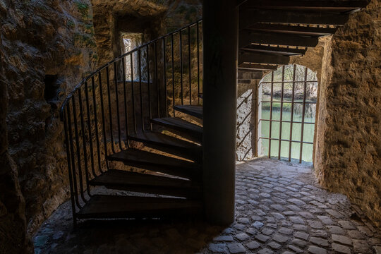 dunkles Verlies mit Treppe und Fenster