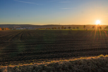 Sonnenuntergang im Feld