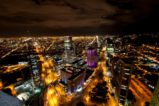 Panoramica de la ciudad de Bogot&aacute; de noche