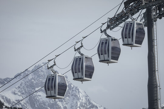 Cabin gondola with pulse movement action, four cabins in a row c