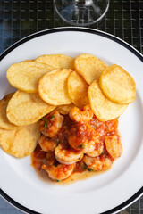 langostinos con papas fritas en plato blanco