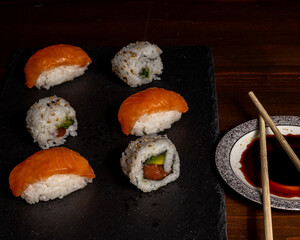 shushi, plato de sushi con aguacate y salmon. 
