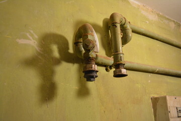 Zniszczona rurowa instalacja gazowa w starym mieszkaniu na poddaszu. 