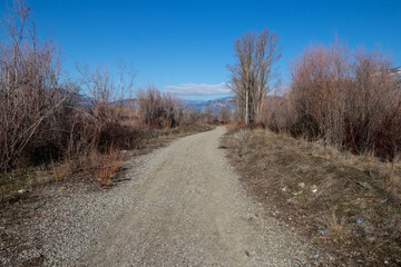 Obraz na płótnie Canvas gravel trail in the mountains on a sunny spring day