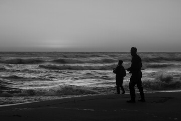 pescando en la playa, foto monocroma