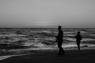 pescando en la playa, foto monocroma