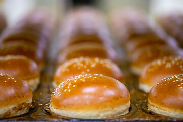 Hamburger and sandwich breads prepared untouched in the factory environment