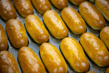 Hamburger and sandwich breads prepared untouched in the factory environment