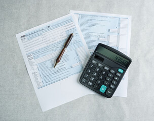 income tax form 1040 with calculator