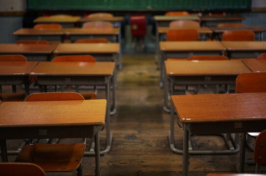 昔の小学校の教室に並べられた机とイス（岡山県真庭市 旧遷喬尋常小学校）