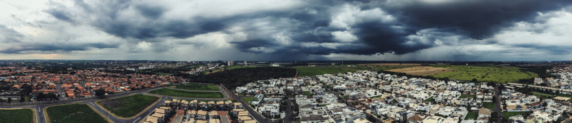 Vista aérea panorâmica da cidade de Paulínia SP durante tempestade em Março de 2022. Nuvens...