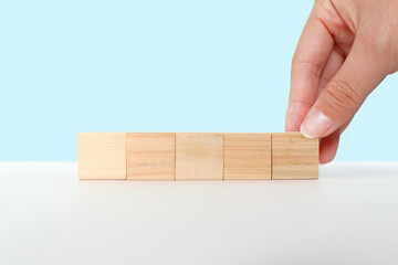 積み木を置く