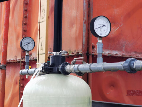 Photo of pressure gauge with tank.