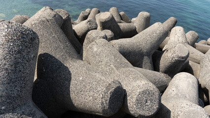 波から護岸するテトラポット