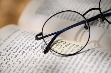 テーブルに置かれた眼鏡　本