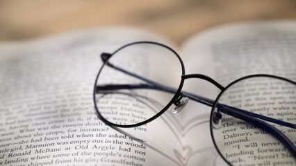 テーブルに置かれた眼鏡　本