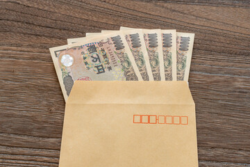 封筒に入った5万円の紙幣