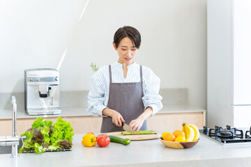 女性・キッチン