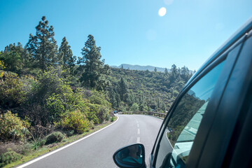 widok z auta na roślinny górzysty teren