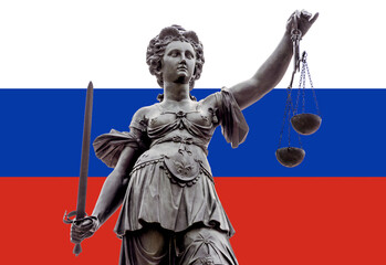 Die Justitia, das Symbol für Gerechtigkeit uind Justiz mit Schwert und Waage vor der russischen Flagge