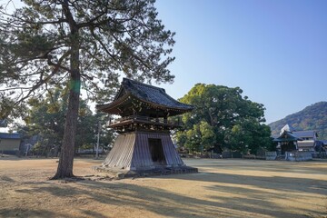 広大なお寺の境内で見た古い鐘楼とクスノキの巨木のコラボ情景＠香川