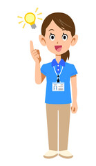 半袖のポロシャツ姿でネームタグを身に着けた女性スタッフのひらめきの表情
