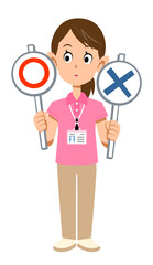 半袖のポロシャツ姿でネームタグを身に着けた女性スタッフの正解を考える様子
