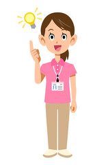 半袖のポロシャツ姿でネームタグを身に着けた女性スタッフのひらめきの表情
