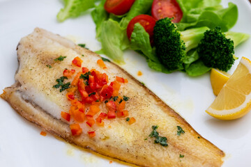 舌平目のムニエルとサラダの盛り合わせ