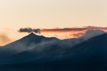 日本の国立公園、明け方の美瑛岳