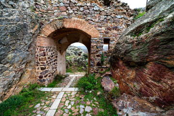 Puerta principal en las ruinas del castillo de Peñas Negras en Mora. Toledo. España