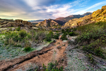 Sendero entre jaras y riscos. Sierra de Guadarrama. España
