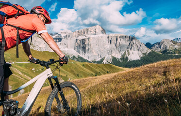 Rowerzysta górski jedzie ścieżką rowerową we włoskich Dolomitach. Wyprawa rowerem górskim 