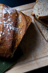 Pain complet sur une planche à pain