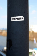 stop wars aufkleber an einem laternenpfahl