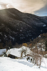 Pueblo de montaña nevado