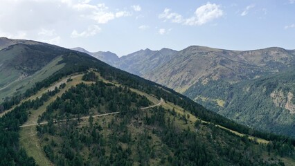 Obraz premium survol d'un lac de montagne et de forets dans les Pyrénées-Orientales, sud de la France, parc naturel des Bouillouses