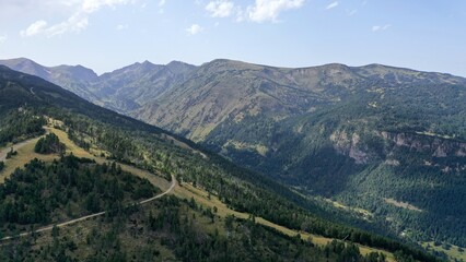 Naklejka premium survol d'un lac de montagne et de forets dans les Pyrénées-Orientales, sud de la France, parc naturel des Bouillouses
