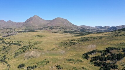 survol d'un lac de montagne et de forets dans les Pyr&eacute;n&eacute;es-Orientales, sud de la France, parc naturel des Bouillouses