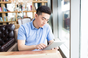 Obraz premium young handsome man in coffee shop