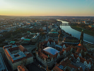 Dresden in Sachsen bei Sonnenuntergang aus der Luft