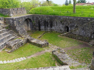 Fototapeta na wymiar La localidad de Navarrenx en Francia, con su recinto fortificado.