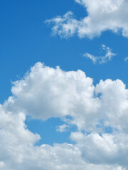 Obraz premium Fluffy cloudscape on blue sky. Concept of freedom and peace