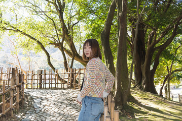 日本庭園を散策する女性