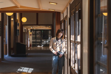 日本家屋にいる女性