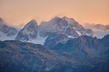 Fototapeta na wymiar Alba sul Massiccio del Bernina, Valmalenco, Lombardia, Italia