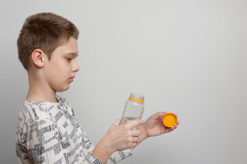 Fototapeta premium boy uncorking a plastic bottle of water