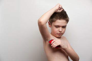 the teenager treats the armpit with dry deodorant to prevent excessive sweating