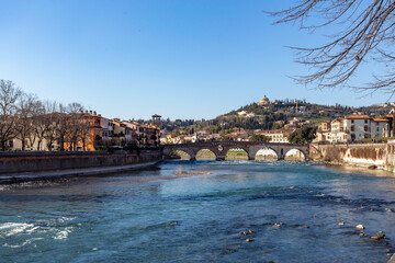 Ponte Pietra na Cidade de Verona no norte de Itália